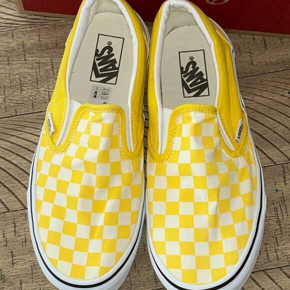 Vans 🛹 🏎️ 🏖️ Checkered Slip-On Sneakers Designed in Cali for rad good looks 👀 - Picture 12 of 17